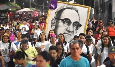 Fieles cristianos participando en la "peregrinación de la luz" por las principales calles de San Salvador.