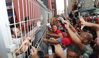 Simpatizantes del ex presidente brasileño Luiz Inácio Lula da Silva, bloquean la salida del ex mandatario para entregarse a la policia federal en la puerta del sindicato de los metalúrgicos en Sao Bernardo do Campo