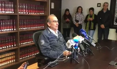 Humberto De la Calle al dar sus declaraciones a la prensa en Bogotá.