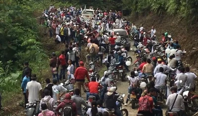 Miles de personas comienzan a marchar  hacia refugios humanitarios asustados por los enfrentamientos entre  narcos, EPL y ELN