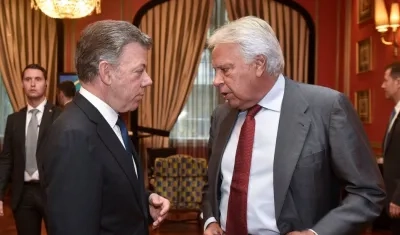 El Presidente Santos dialoga con Felipe González, expresidente de gobierno español.
