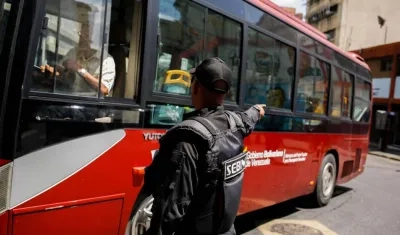  Agentes del Sebin resguardan el autobús donde trasladan un grupo de "presos políticos" desde la sede del Servicio Bolivariano de Inteligencia (Sebin) a la Cancillería venezolana