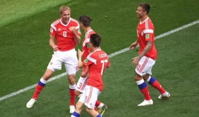 Iury Gazinsky celebra con sus compañeros, tras anotar el primer gol. 