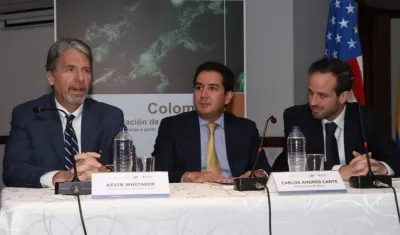 El embajador Kevin Whitaker estuvo en la presentación del informe "Colombia explotación de oro de aluvión".
