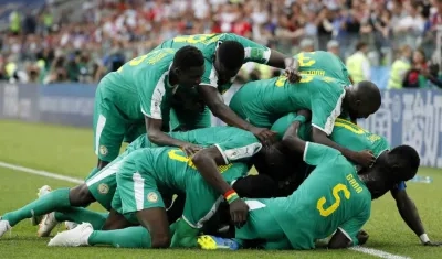 Jugadores de Senegal celebran la anotación. 