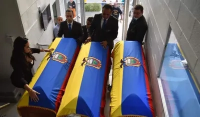 Los cuerpos de los tres miembros del equipo periodístico del diario El Comercio, secuestrados y asesinados por disidentes de las FARC, fueron trasladados hoy a Ecuador en un avión de la Fuerza Aérea Ecuatoriana (FAE).
