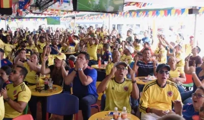 Desde temprano, los hinchas llegaron para apoyar a la Selección Colombia en La Troja.