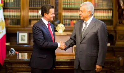 Presidente Enrique Peña Nieto saluda al recién elegido Andrés López Obrador.