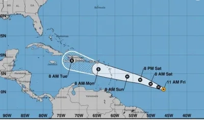 Fotografía facilitada por la Administración Nacional de Océanos y Atmósfera (NOAA) muestra un mapa del pronóstico del centro del huracán Beryl.