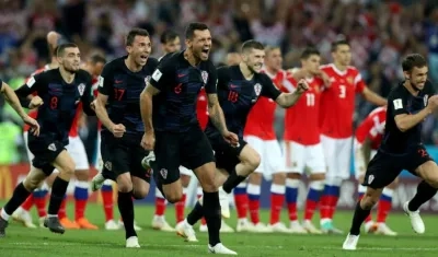 Jugadores de Croacia celebran tras eliminar en los cobros desde el punto penal a Rusia. 
