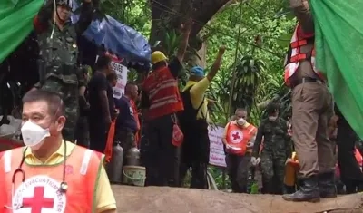 Operaciones de rescate de los niños atrapados en una cueva en Tailandia.