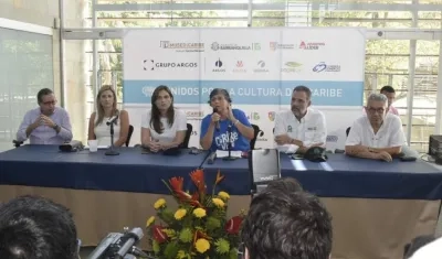 Carmen Arévalo, directora del Museo del Caribe, la acompañan los secretarios de cultura de Atlántico y Barranquilla.