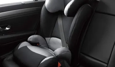 Silla para bebé en el interior de un vehículo.