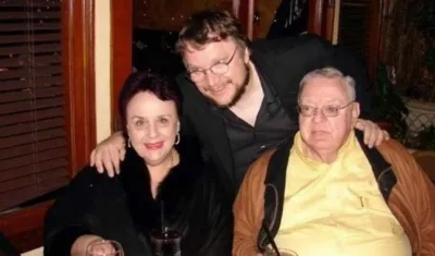 Guillermo del Toro junto a sus padres.