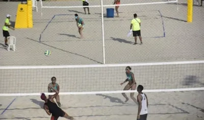 Una imagen de lo que se verá desde hoy en el Malecón del Río, en el voleibol playa.