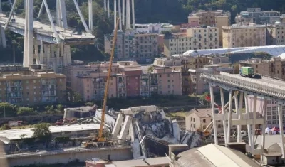 Un camión permanece al borde de la sección que continúa en pie del puente que el martes se desplomó en Génova (Italia).