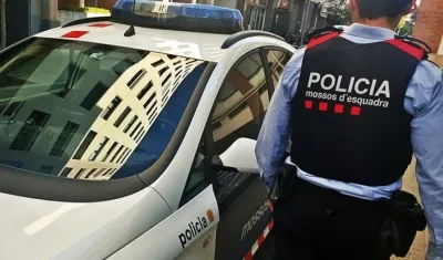La policía catalana (Mossos d'Esquadra) informó del hecho en que el colombiano cayó desde una altura de 10 metros.