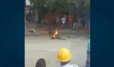 Moto quemada en el barrio Las Palmas.