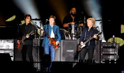 El músico y compositor Paul McCartney  con su banda.