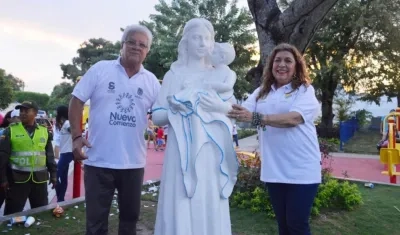 El Alcalde Joao Herrera y la  primera gestora Alba Olaya, frente al Monumento.