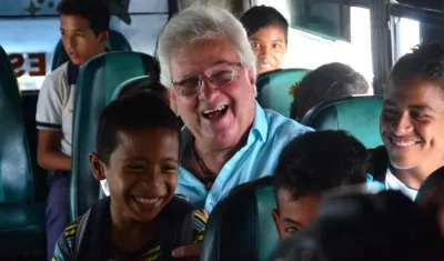 Los estudiantes felices acompañados por el Alcalde Joao Herrera en el transporte escolar.