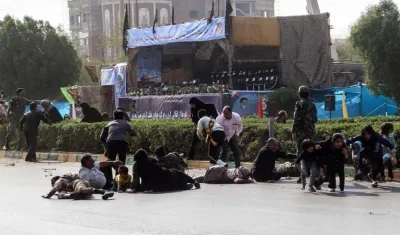 Varios soldados resultaron heridos en el atentado perpetrado hoy contra un desfile militar en Ahvaz, en el suroeste de Irán.