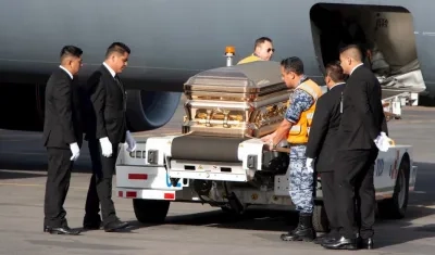 Restos de José José llegando a México en un avión de la Fuerza Aérea.