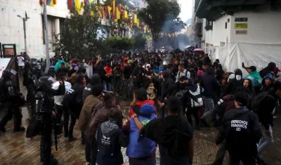 Estudiantes universitarios se enfrentan con la policía este jueves en la Plaza Bolívar, en Bogotá