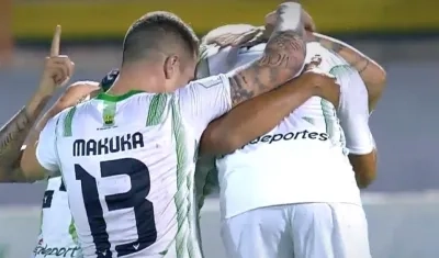 Jugadores del Bucaramanga celebrando el gol del triunfo.