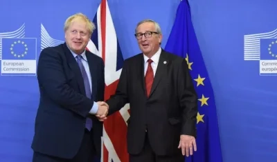 El primer ministro británico, Boris Johnson, y  el presidente de la Comisión Europea, Jean-Claude Juncker.