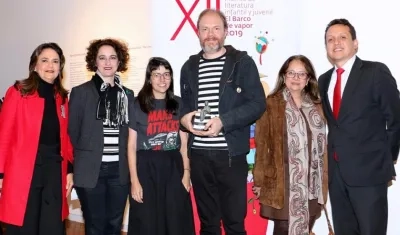 Miembros de la Fundación SM, con el ganador Premio Barco de Vapor 2019, José Andres Gómez Santacoloma.
