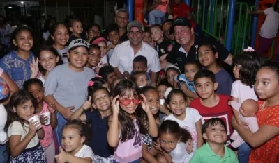 El Alcalde Char comparte con niños del barrio El Limón.