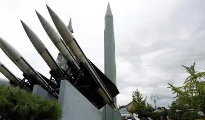 Corea del Norte confirmó que probó de nuevo en la víspera un lanzacohetes múltiple de gran tamaño y que en el test estuvo presente el líder Kim Jong-un.