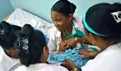 La médica estomatóloga Yudelsi Céspedes, de 35 años, amamantando a un bebé abandonado.