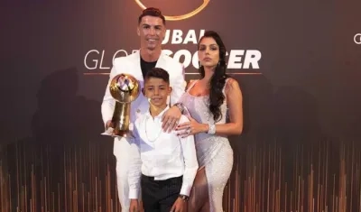 Cristiano Ronaldo con el premio.