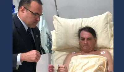 Fotografía cedida por la Presidencia que muestra donde muestra al mandatario de Brasil, Jair Bolsonaro (d), trabajando en el cuarto del hospital Albert Einstein.