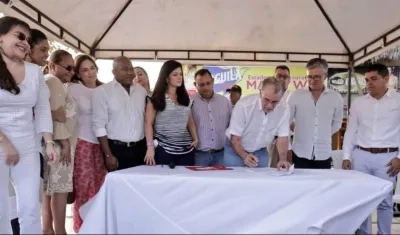 El Gobernador Eduardo Verano De la Rosa, firmando el acta de inicio de los trabajos.