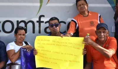 Afiliados de Comfacor protestando en la sede de la EPS en Barranquilla.
