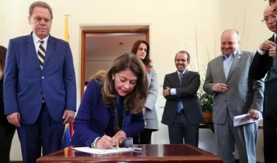 La vicepresidente Marta Lucía Ramírez firma el pacto ante la vista de varios dirigentes deportivos. 