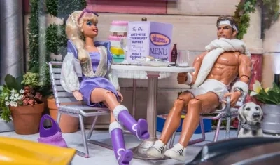 Fotografía donde aparece la muñeca Barbie junto a Ken que forman parte de la exposición "The Art of Barbie", que este sábado abre al público en Wilton Manors, al norte de Miami, Florida (EE.UU.).