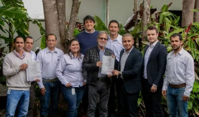 Federico Cock-Correa, presidente de PharmaCielo Colombia Holdings SAS, (centre-left) y el equipo de PharmaCielo recibe la certificación de ISO 9001:2015.