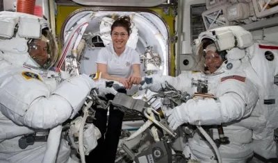  La astronauta de la NASA Christina Koch (c) ayuda a sus compañeras, Nick Hague (i) y Anne McClain (d) con sus respectivos trajes antes de iniciar la primera incursión espacial de sus carreras.