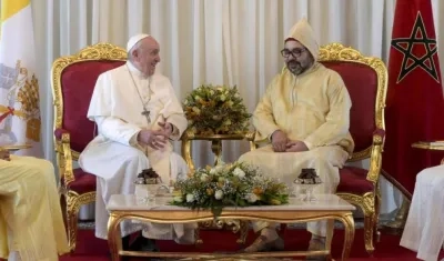 Fotografía facilitada por el Vaticano muestra al Rey Mohammed VI de Marruecos (d) y al Papa Francisco (i) en Rabat, Marruecos.