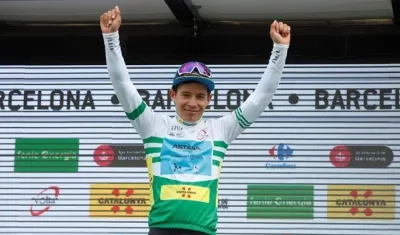 El colombiano Miguel Ángel López (Astana) celebra en el podio su victoria en la 99ª edición de la Volta Ciclista a Catalunya tras la disputa este domingo de la séptima y última etapa, que se llevó el italiano Davide Formolo (Bora-Hansgrohe). 