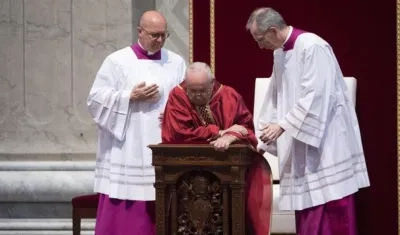  El papa Francisco preside la ceremonia de la Pasión del Señor en el marco de las celebraciones por el Viernes Santo, en la Basílica de San Pedro, en el Vaticano. 