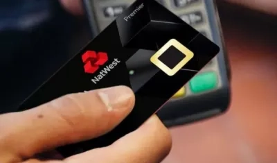 El Banco Natwest lanzó  la primera tarjeta de débito con huella dactilar.