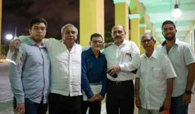 Juan Pabón, segundo de izquierda a derecha, el día del lanzamiento del libro  'La democracia en América Latina, un modelo en crisis'.