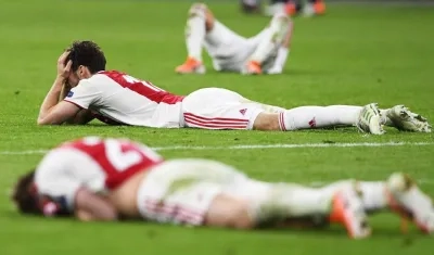 Jugadores del Ajax lloran tras quedar eliminados. 