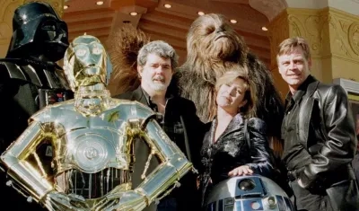 George Lucas con algunos de los personajes de Stars Wars y el actor Mark Hamill.
