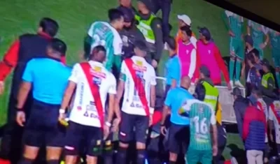 El árbitro Víctor Hugo Hurtado es atendido en la gramilla después de desmayarse.